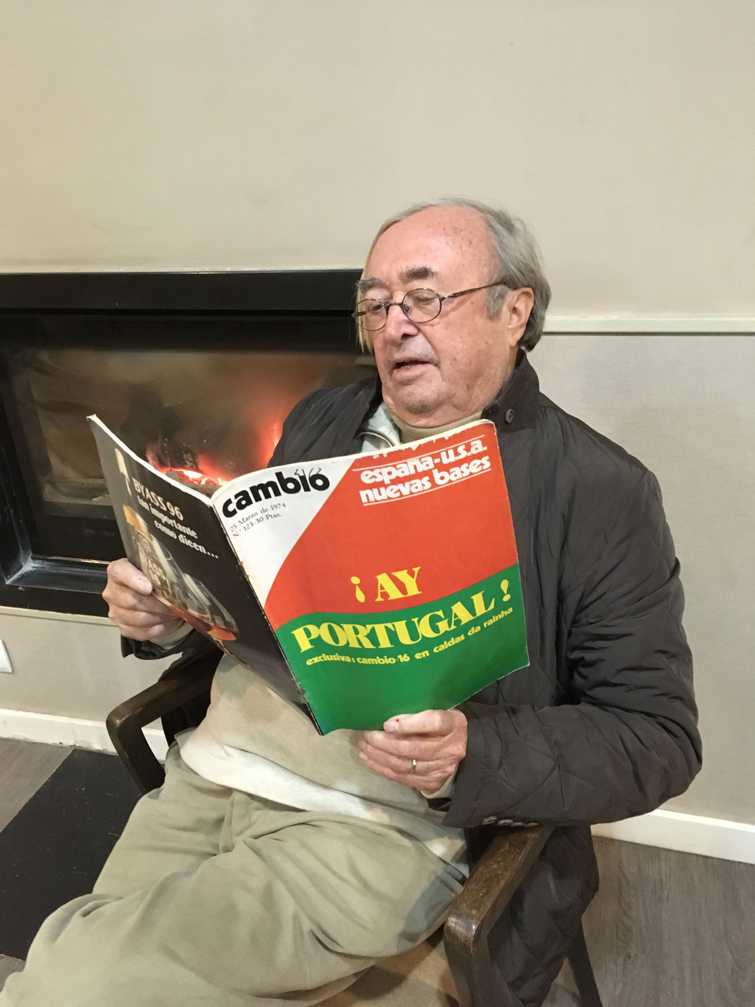Pepe Oneto 44 Jahre später mit der Originalausgabe des Cambio16 | D.R.